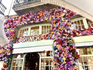 Barcelona brunch place covered in flowers.